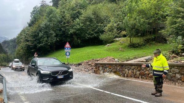 Maltempo, super lavoro in mattinata: riaperte le strade nelle valli - Foto e video