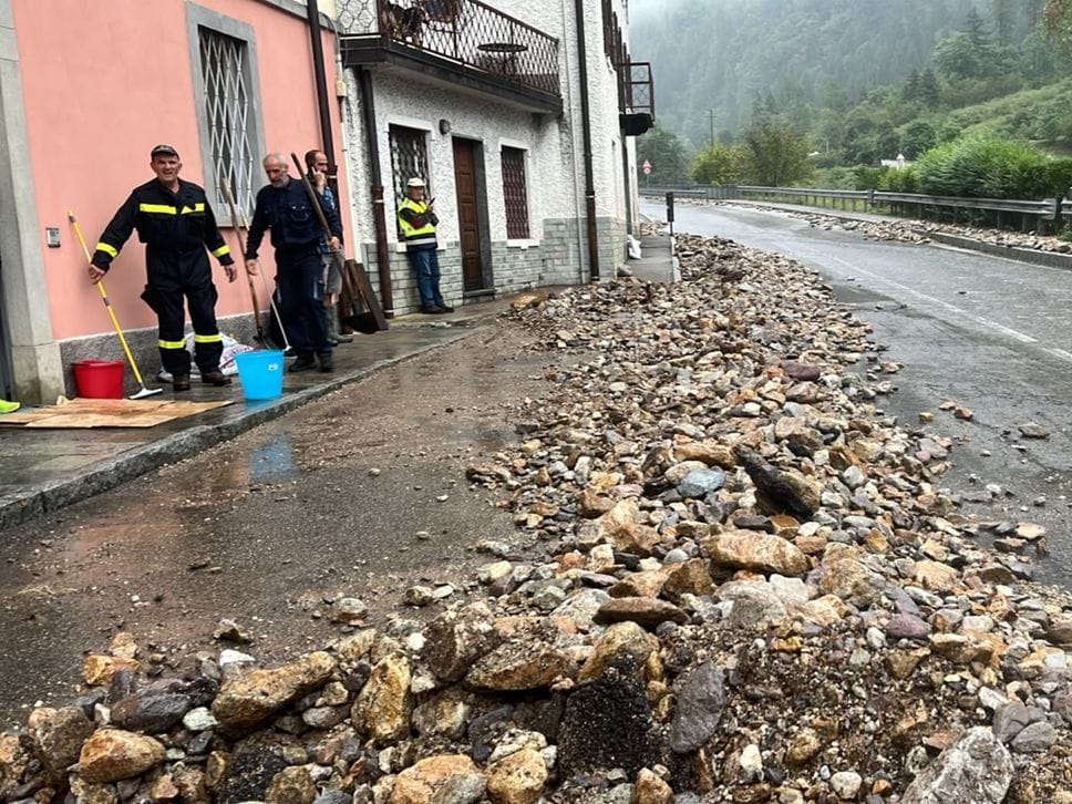 Maltempo, super lavoro in mattinata: riaperte le strade nelle valli - Foto e video