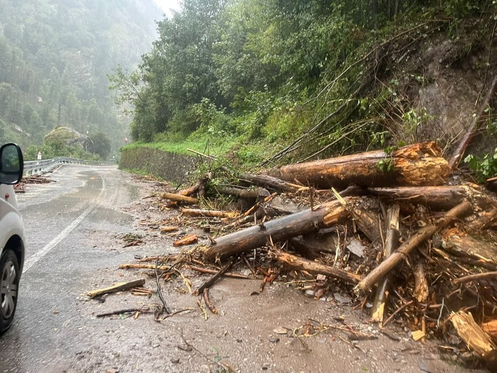Maltempo, super lavoro in mattinata: riaperte le strade nelle valli - Foto e video