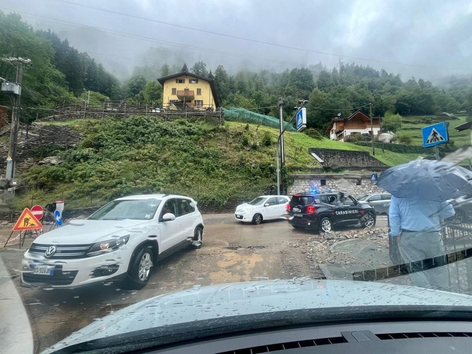 Maltempo, super lavoro in mattinata: riaperte le strade nelle valli - Foto e video