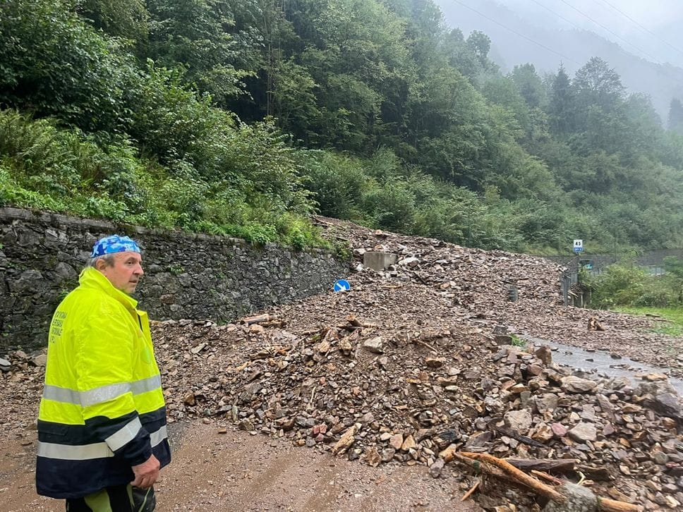Maltempo, super lavoro in mattinata: riaperte le strade nelle valli - Foto e video