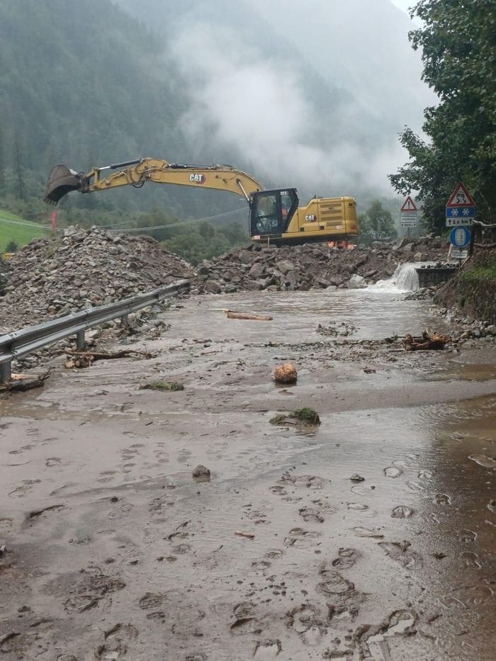 Maltempo, super lavoro in mattinata: riaperte le strade nelle valli - Foto e video