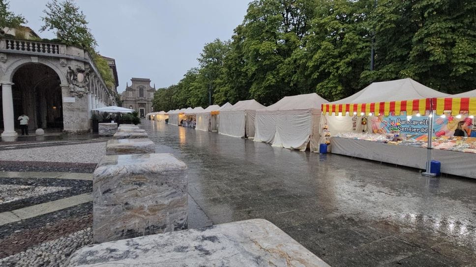 Sant’Alessandro in Colonna, al via le celebrazioni. Bancarelle sul Sentierone sotto la pioggia - Video