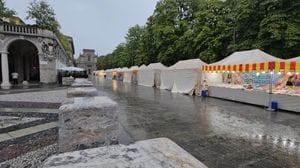 Sant’Alessandro in Colonna, al via le celebrazioni. Bancarelle sul Sentierone sotto la pioggia - Video