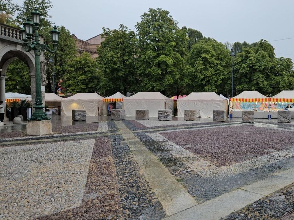 Sant’Alessandro in Colonna, al via le celebrazioni. Bancarelle sul Sentierone sotto la pioggia - Video