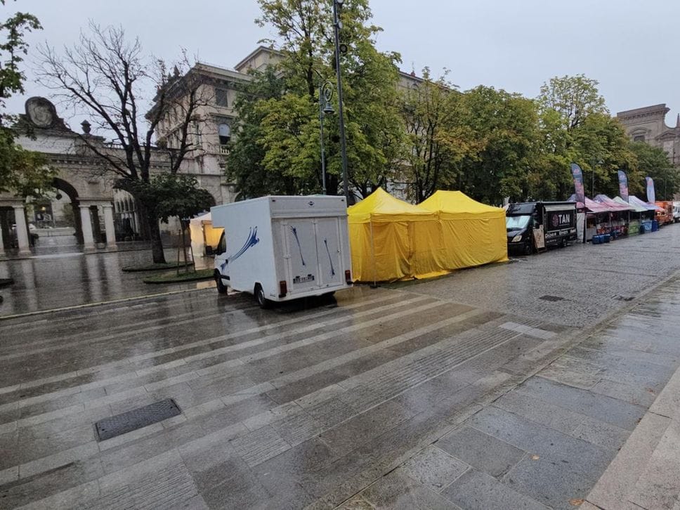 Sant’Alessandro in Colonna, al via le celebrazioni. Bancarelle sul Sentierone sotto la pioggia - Video