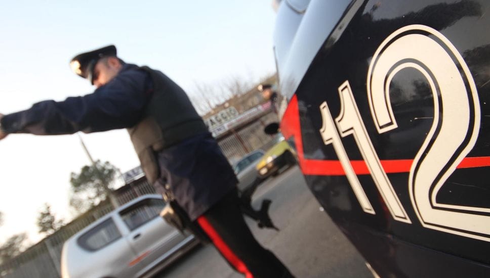 Aggredisce una donna in via Carnovali e le ruba il cellulare: arrestato