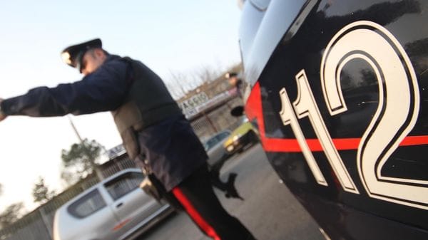 Aggredisce una donna in via Carnovali e le ruba il cellulare: arrestato