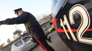 Aggredisce una donna in via Carnovali e le ruba il cellulare: arrestato