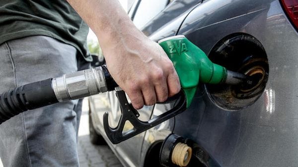  Controesodo salato, anche la benzina vola: «Servono gli sconti»
