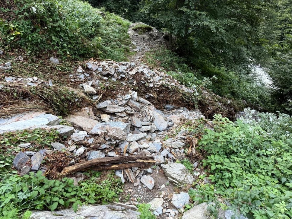 Maltempo, 29 escursionisti e un cane bloccati al Coca e al Brunone: recupero in elicottero - Foto e video