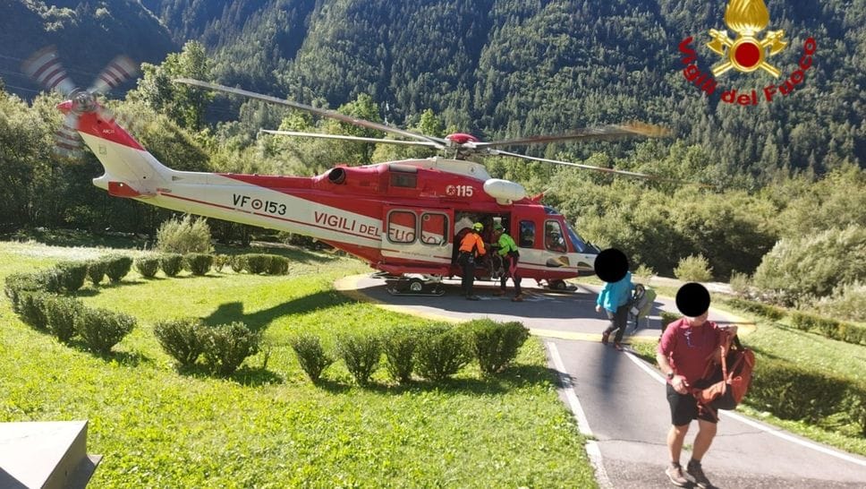 Maltempo, 29 escursionisti e un cane bloccati al Coca e al Brunone: recupero in elicottero - Foto e video