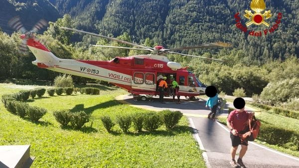 Maltempo, 29 escursionisti e un cane bloccati al Coca e al Brunone: recupero in elicottero - Foto e video