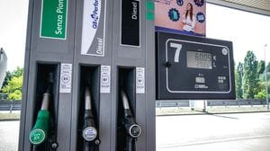 Non si arresta la corsa dei carburanti, gasolio a 2,200 euro al litro in autostrada