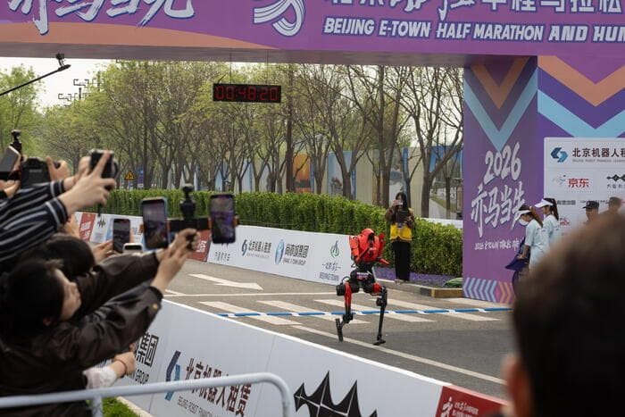 Robot cinese corre i 100 metri in 9
