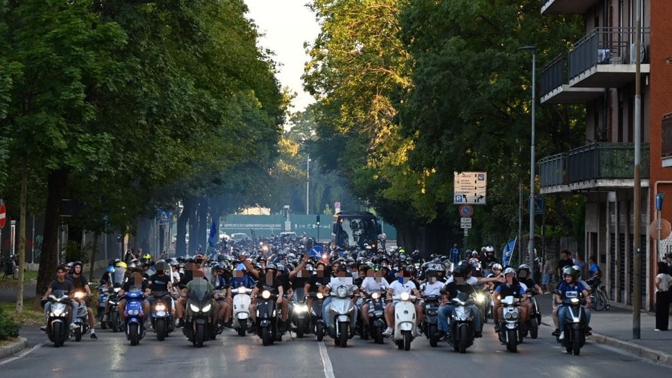 La «motorata» dei tifosi scorta il bus dell’Atalanta allo stadio- Foto