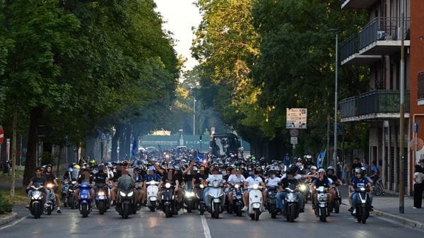 La «motorata» dei tifosi scorta il bus dell’Atalanta allo stadio- Foto