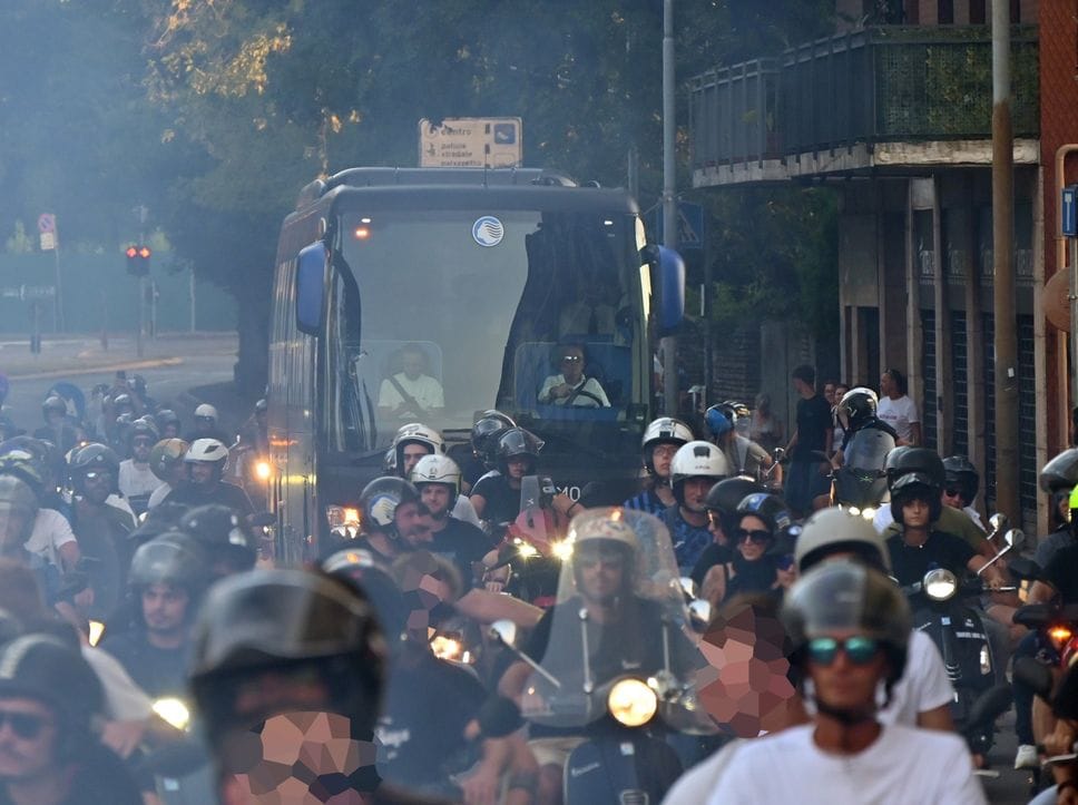 La «motorata» dei tifosi scorta il bus dell’Atalanta allo stadio- Foto