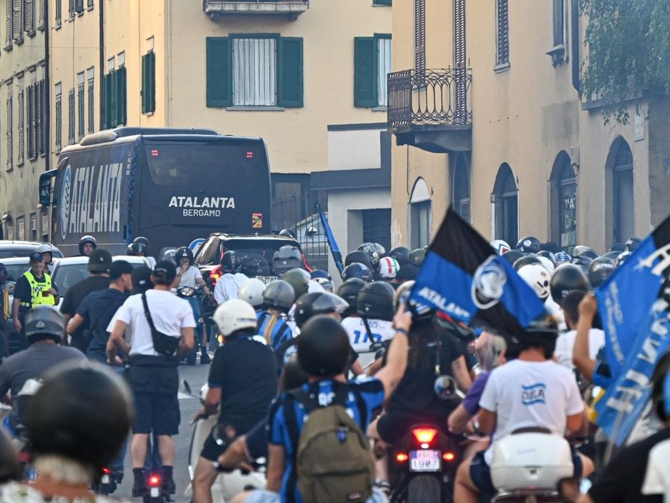 La «motorata» dei tifosi scorta il bus dell’Atalanta allo stadio- Foto