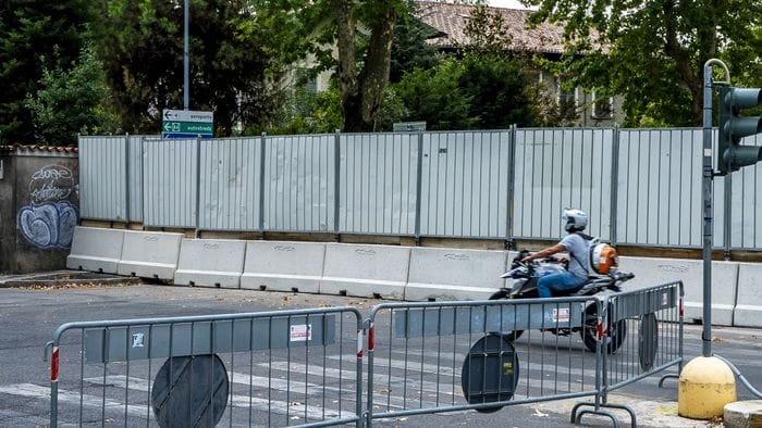 https://storage.ecodibergamo.it/media/photologue/2026/8/23/photos/cache/scolmatore-tremana-tre-settimane-per-riaprire-viale-giulio-cesare_9007a9cc-9ef6-11f1-aca7-b4e2c03967fa_1920_1080_v3_large_16_9.jpg