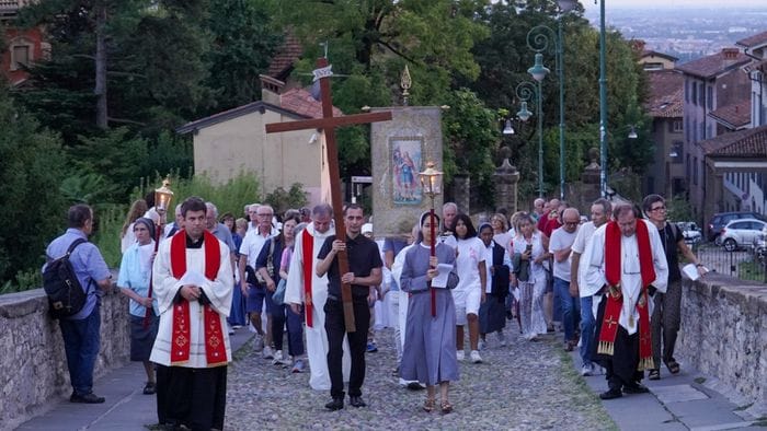 bergamo al via le celebrazioni per sant8217alessandro marted236 il cammino orante verso la cattedrale da Ecodibergamo.it bergamo al via le celebrazioni per sant8217alessandro marted236 il cammino orante verso la cattedrale
