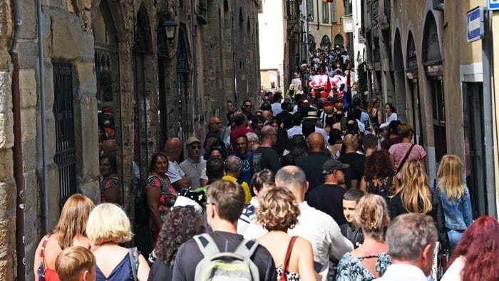 https://storage.ecodibergamo.it/media/photologue/2026/8/24/photos/cache/cominciato-il-rientro-dalle-vacanze-folla-in-citta-alta-e-alle-bancarelle_f73858f2-9f1f-11f1-a851-7ce254918d43_1920_1080_v3_large_16_9.jpg