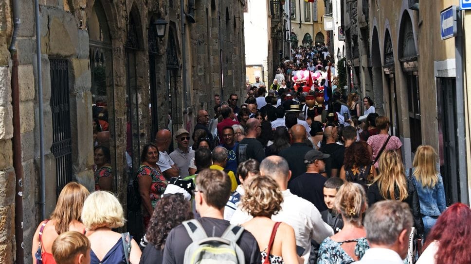 Cominciato il rientro dalle vacanze: folla in Città Alta e alle bancarelle