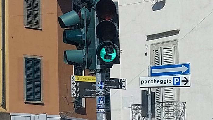 gli adesivi sui semafori a rischio la sicurezza