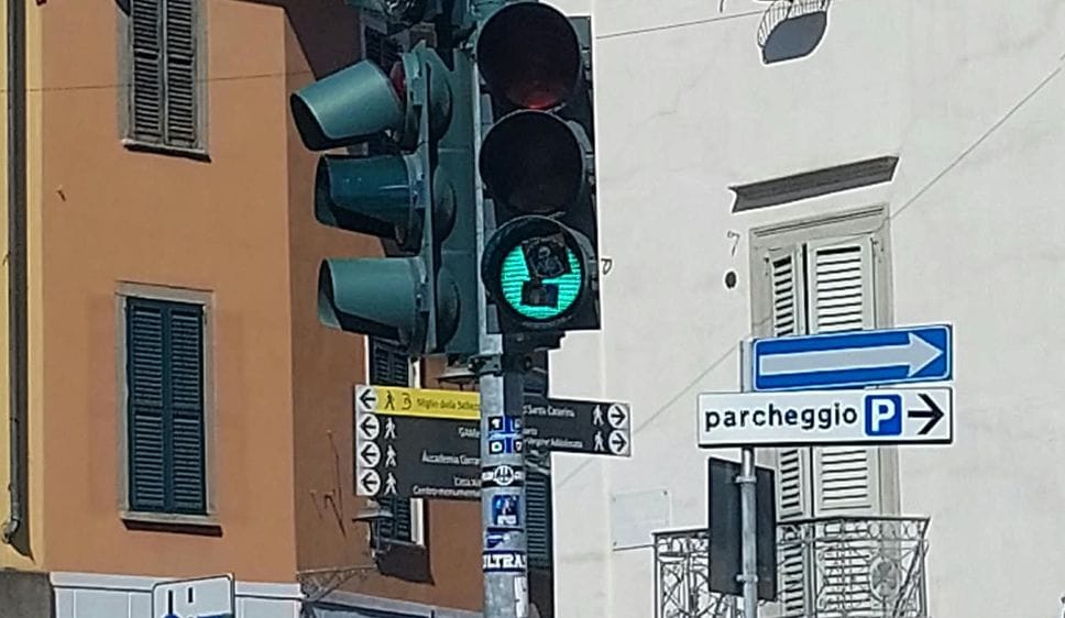 Gli adesivi sui semafori: «A rischio la sicurezza»