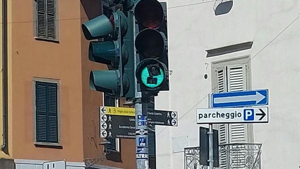 Gli adesivi sui semafori: «A rischio la sicurezza»