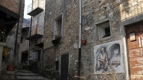 Zorzone ritorna a dipingere la sua storia sui muri delle case
