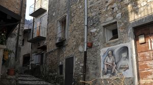 Zorzone ritorna a dipingere la sua storia sui muri delle case