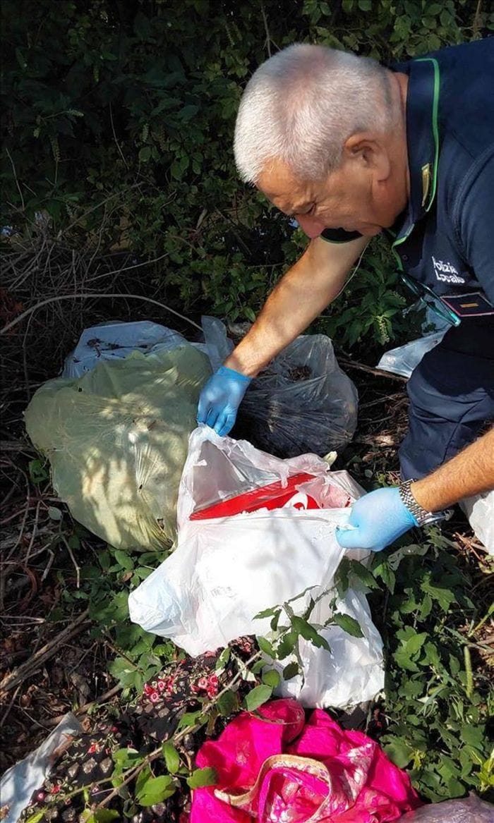 Abbandonano rifiuti in un campo a Masano, scoperti: 4.500 euro di multa