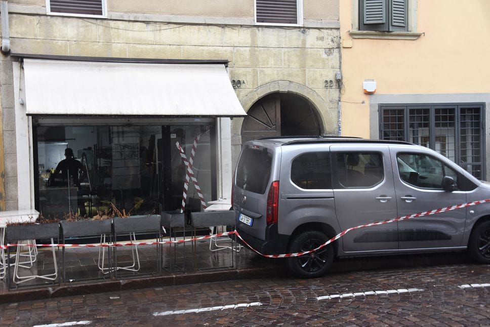 Reperti ossei in Borgo Santa Caterina, trovato anche un teschio: ricerche anche nella mattinata. Il bar resta sotto sequestro