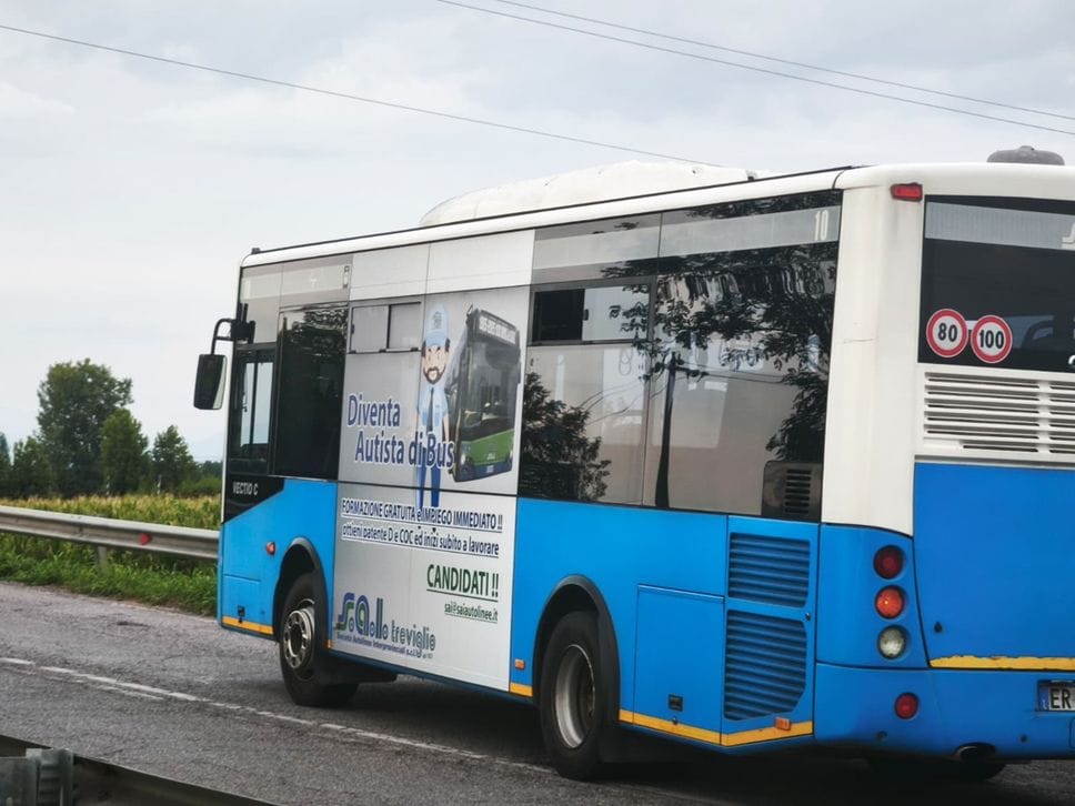 Bus contro una bici a Caravaggio, gravissimo 69enne