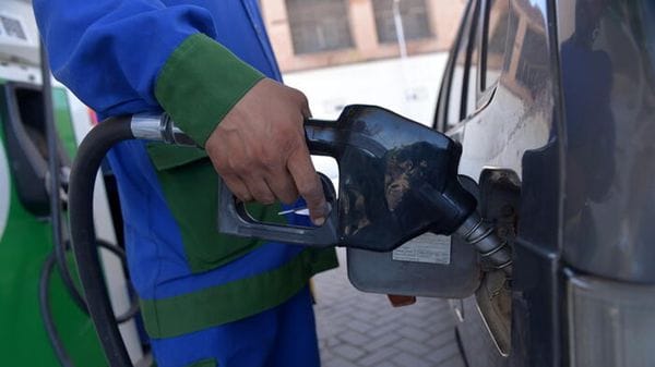 Carburanti alle stelle, Federconsumatori: «Sovrapprezzi fino a 26 centesimi»