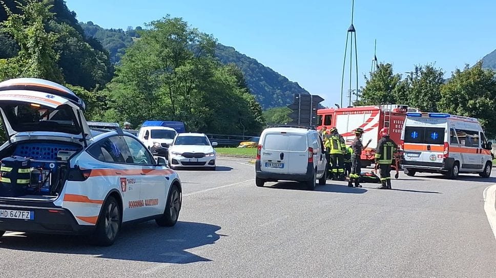 Vertova, scontro tra una bici e un furgone: grave un 19enne
