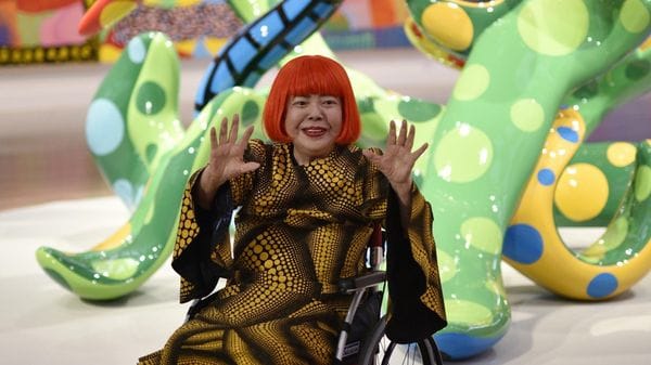 È morta la «regina dei pois» Yayoi Kusama, una sua Infinity Room fece sognare Bergamo