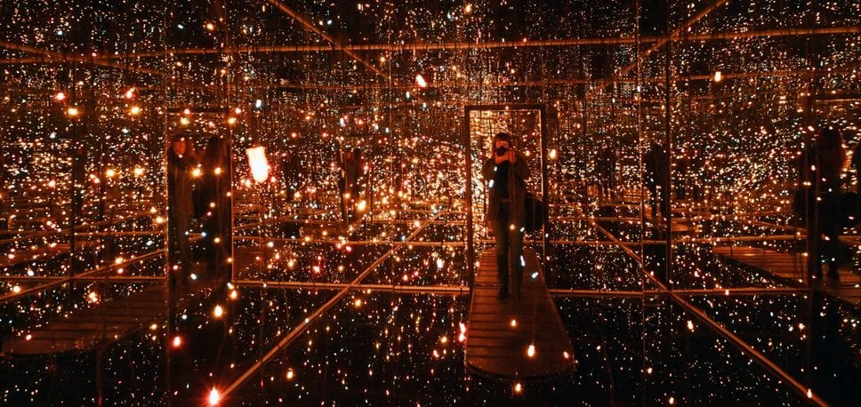 È morta la «regina dei pois» Yayoi Kusama, una sua Infinity Room fece sognare Bergamo