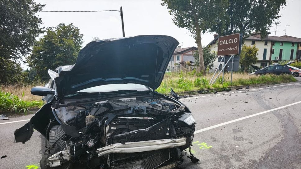 Scontro tra due auto sulla provinciale 102: quattro feriti tra Covo e Calcio. Strada chiusa