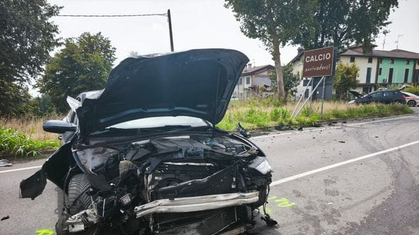 Scontro tra due auto sulla provinciale 102: quattro feriti tra Covo e Calcio. Strada chiusa