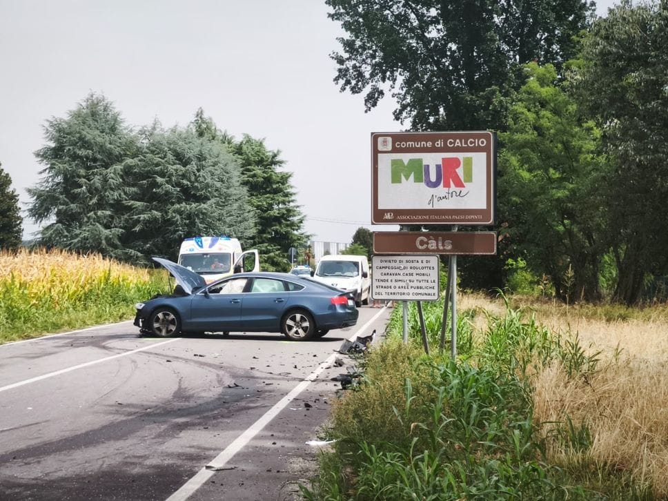Scontro tra due auto sulla provinciale 102: quattro feriti tra Covo e Calcio. Strada chiusa
