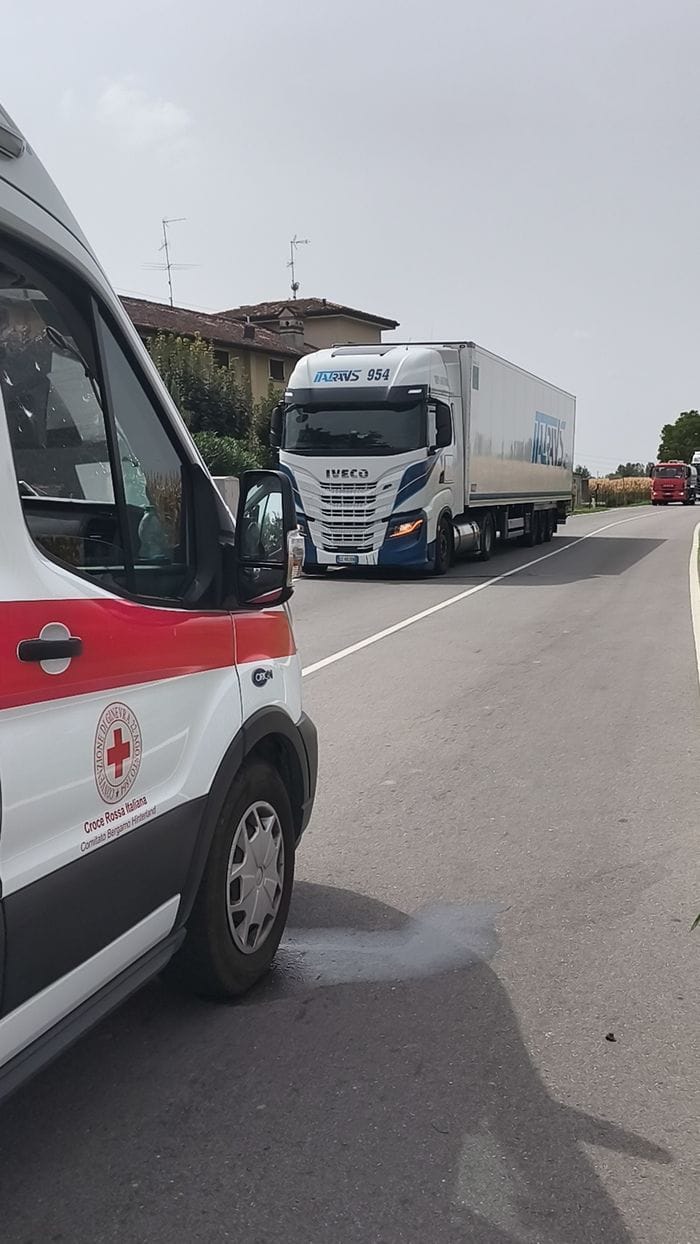 Scontro tra due auto sulla provinciale 102: quattro feriti tra Covo e Calcio. Strada chiusa