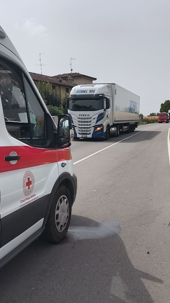 Scontro tra due auto sulla provinciale 102: quattro feriti tra Covo e Calcio