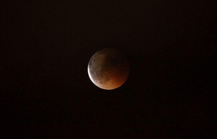 Stanotte lo spettacolo dell'eclissi di Luna, il massimo sarà all'alba