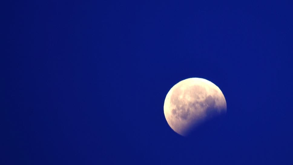 Un’altra eclisse, stavolta poco prima dell’alba: sparisce (quasi) la luna