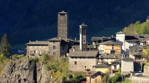 A Crespi si arriva solo a piedi: dalle alte valli all’Isola, trasporti pubblici poco «turistici»