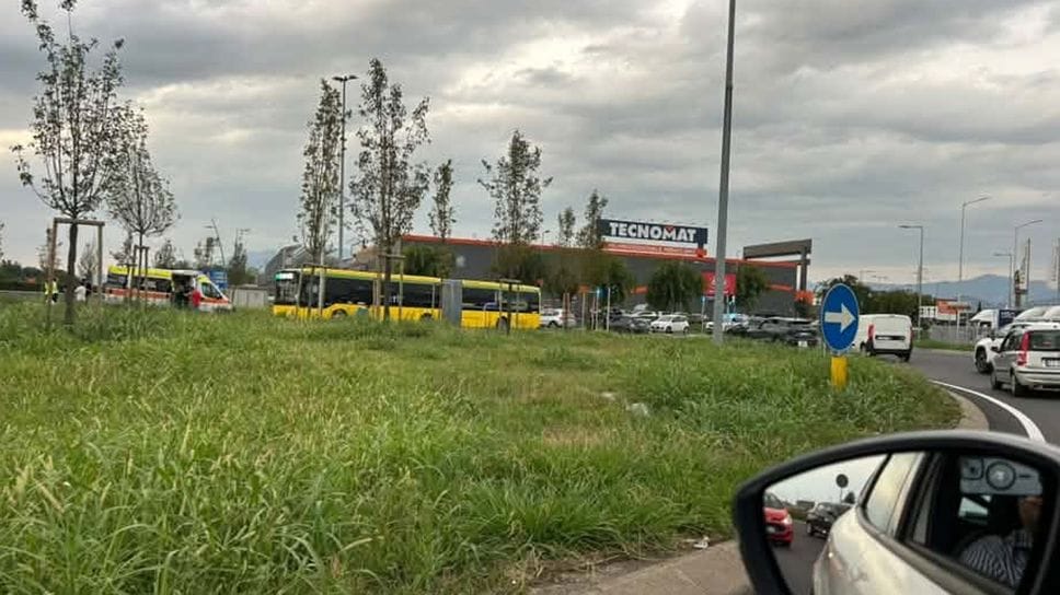 E-Brt e due moto frenano per evitare lo scontro: un ferito a Dalmine