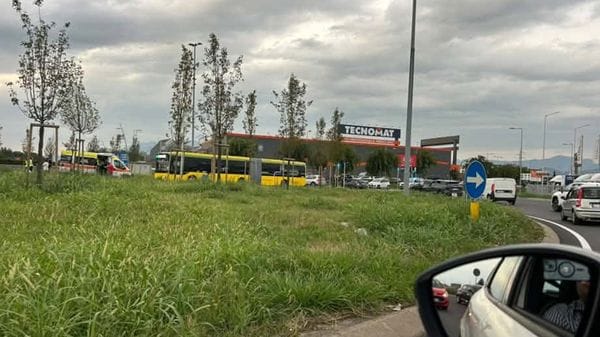 E-Brt e due moto frenano per evitare lo scontro: un ferito a Dalmine