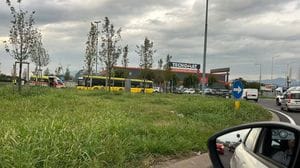 E-Brt e due moto frenano per evitare lo scontro: un ferito a Dalmine